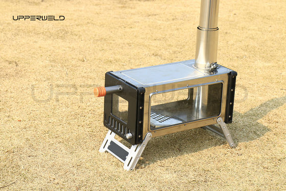 Algemene buitenomgeving Kleine houtkachel met schoorsteenpijp