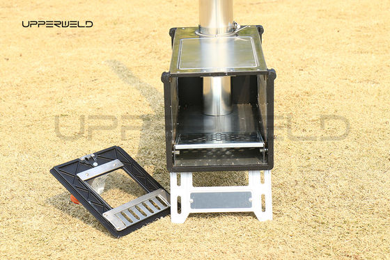 Algemene buitenomgeving Kleine houtkachel met schoorsteenpijp