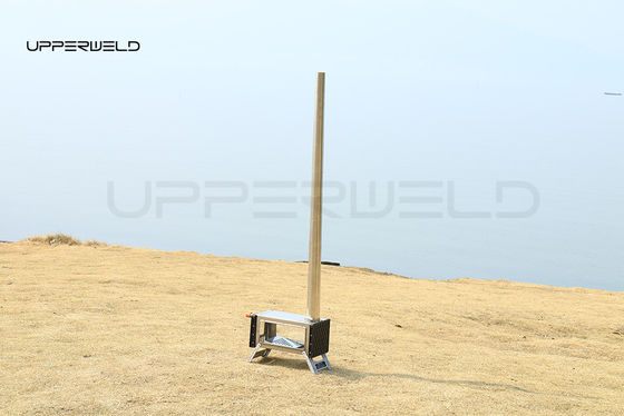 Algemene buitenomgeving Kleine houtkachel met schoorsteenpijp