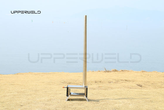 Algemene buitenomgeving Kleine houtkachel met schoorsteenpijp