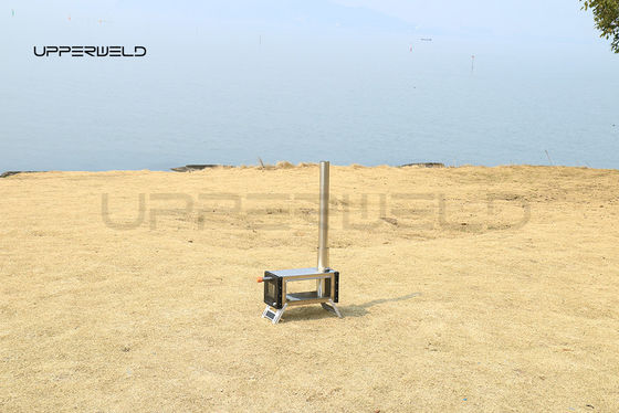 Algemene buitenomgeving Kleine houtkachel met schoorsteenpijp